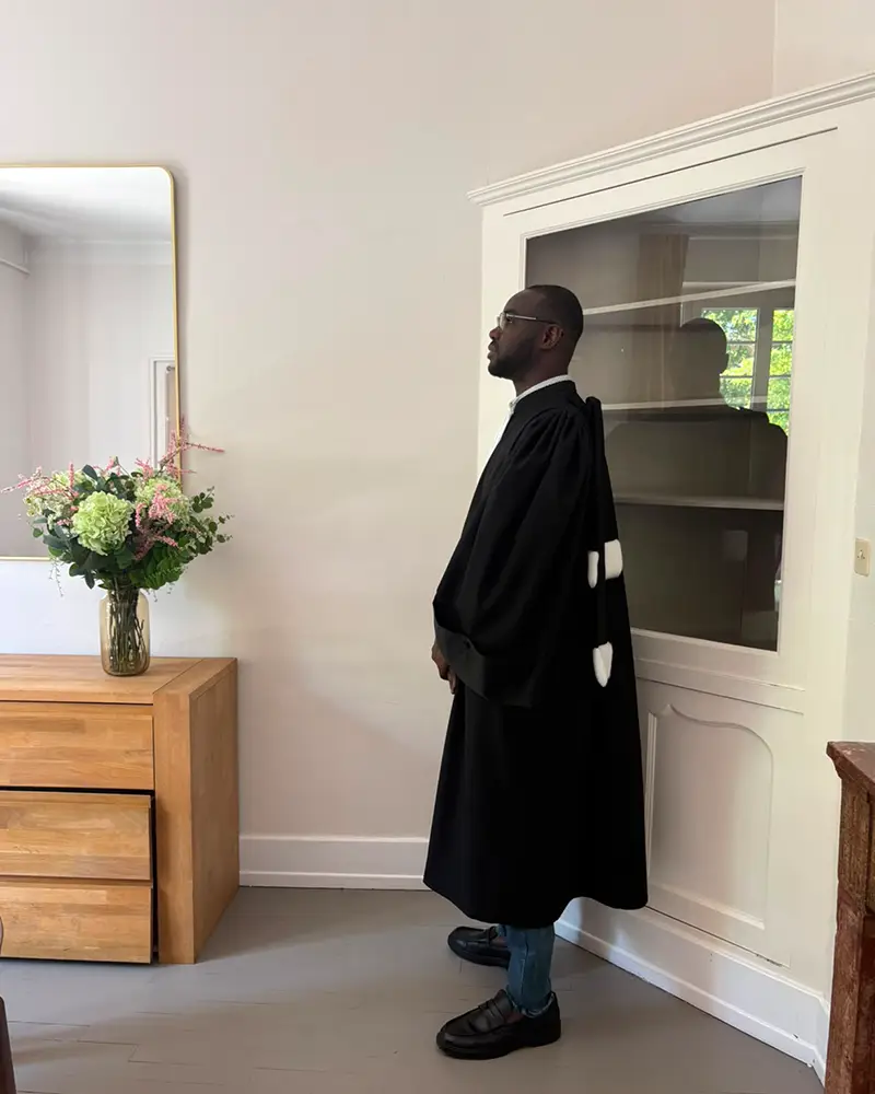 Maître Demba MBOW, avocat au Barreau de Besançon, dans son cabinet